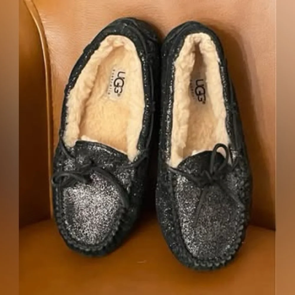 UGG Dakota Black Shimmer  Moccasins Slippers Size 1.5~2 ( see photo